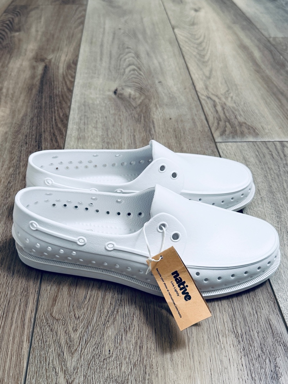 NWT Native Slip-On Loafers in White in size U.S. M7/W9